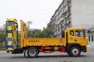 东风多利卡D9防撞缓冲车