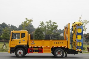 东风多利卡D9防撞缓冲车