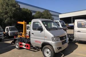 东风小康勾臂式垃圾车